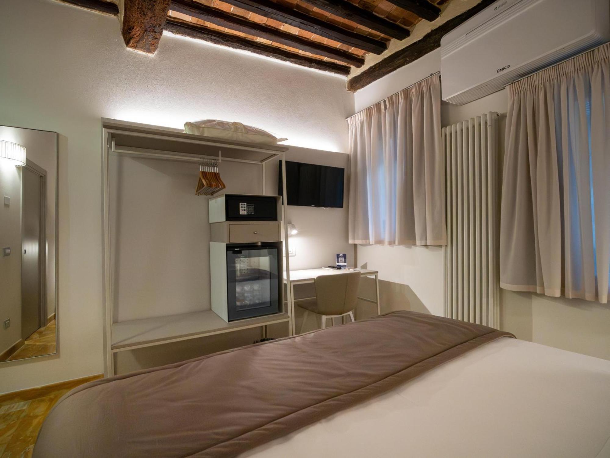Hotel Torre Del Fuggisole à Sienne Extérieur photo